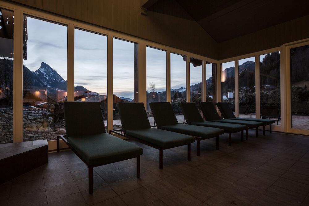 Huus Gstaad Hotel Saanen Exterior photo
